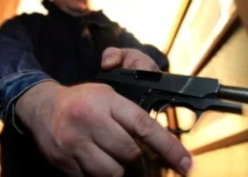 Tânăr din Botoșani, sancționat după ce a „împușcat” un bărbat în cap