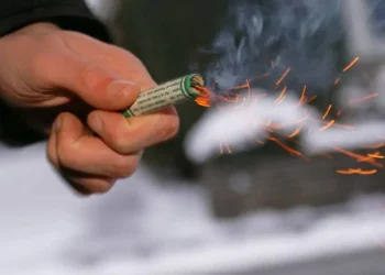 Tineri cu „focuri de artificii” ilegale, opriți de poliție chiar înainte de sărbători