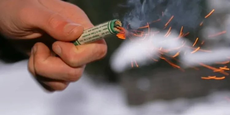 Tineri cu „focuri de artificii” ilegale, opriți de poliție chiar înainte de sărbători