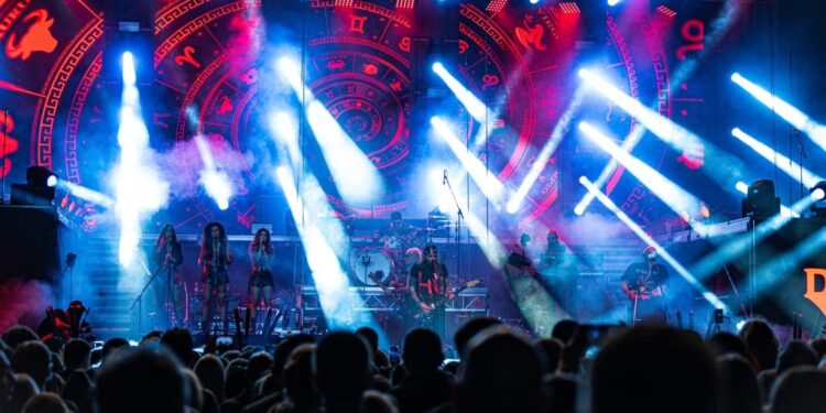 Artiști de TOP, copii pe scenă și ARTIFICII SPECTACULOASE în noaptea dintre ani