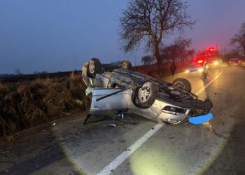 Șofer scos cu greu din mașina făcută praf, în zorii zilei