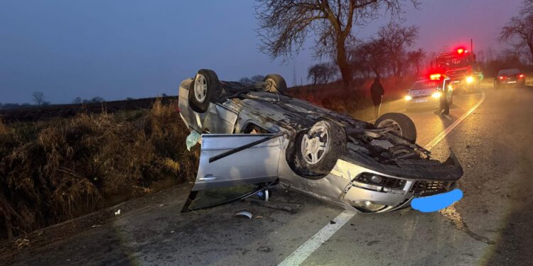 Șofer scos cu greu din mașina făcută praf, în zorii zilei