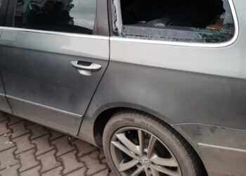 Micuț de 2 ani, blocat în mașină! Mama privea neputincioasă