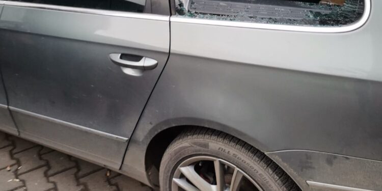 Micuț de 2 ani, blocat în mașină! Mama privea neputincioasă