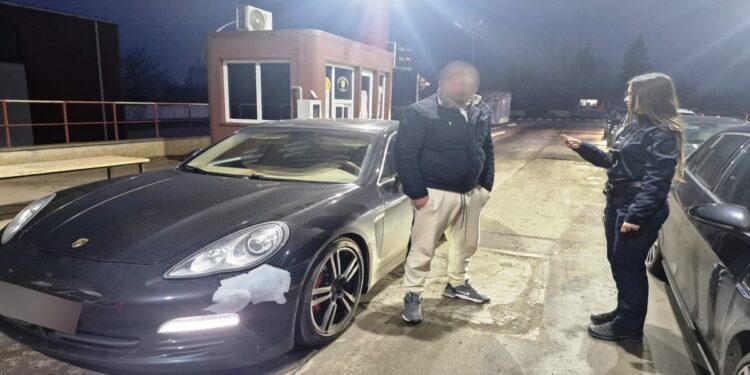 Bărbat cu dublă cetățenie prins la volanul unui autoturism radiat din Letonia!