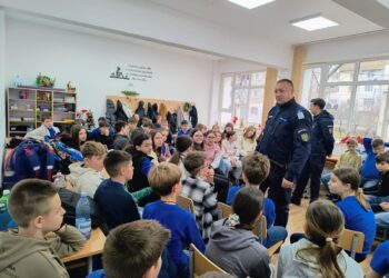 70 de copii din Dorohoi au aflat cum să se ferească de bullying, pericole online și… petarde