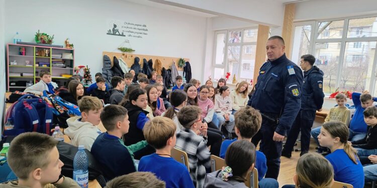 70 de copii din Dorohoi au aflat cum să se ferească de bullying, pericole online și… petarde