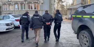 Un tânăr de 26 de ani, reținut după ce ar fi intrat peste un bătrân de 82 de ani și i-ar fi ucis câinele