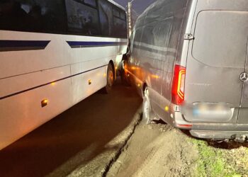 Autocar plin cu elevi, implicat într-un accident grav la Iezer FOTO
