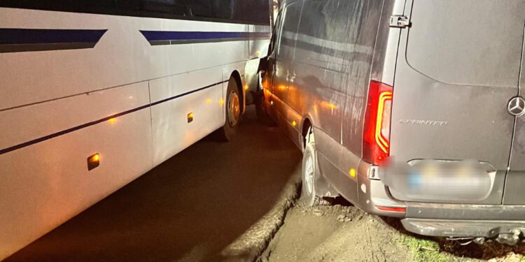 Autocar plin cu elevi, implicat într-un accident grav la Iezer FOTO