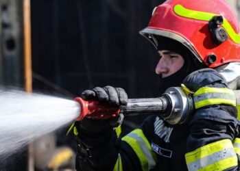 Bărbat găsit inconștient, luptă contracronometru cu flăcările timp de două ore