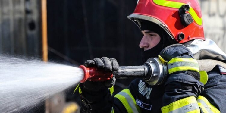 Bărbat găsit inconștient, luptă contracronometru cu flăcările timp de două ore