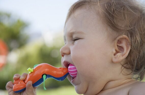 Pericole ascunse în jucăriile de Crăciun! Peste 300 de copii la spital!