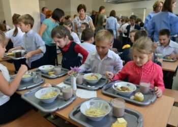 Guvernul „hrănește” elevii cu încă 1,5 lei: viitorul României, ținut la regim