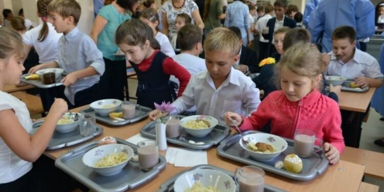 Guvernul „hrănește” elevii cu încă 1,5 lei: viitorul României, ținut la regim