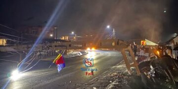 Accident în Dumbrăveni: șofer din Botoșani a doborât un stâlp de iluminat și a blocat drumul Suceava – Botoșani VIDEO