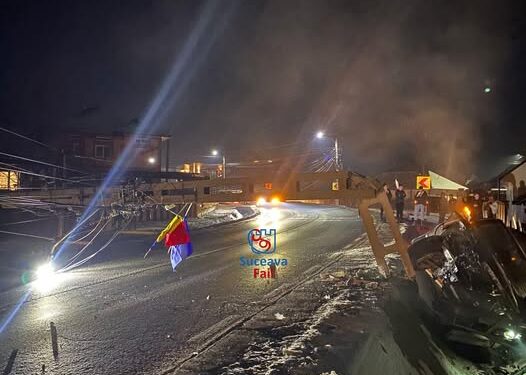 Accident în Dumbrăveni: șofer din Botoșani a doborât un stâlp de iluminat și a blocat drumul Suceava – Botoșani VIDEO
