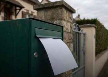 PANICĂ ÎN INIMA EUROPEI! HOȚII AU INVENTAT „METODA FOII ALBE” – TRUCUL ȘOCANT CARE ÎȚI POATE LĂSA CASA GOLITĂ ÎN CÂTEVA ORE!