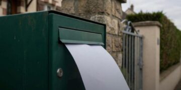 PANICĂ ÎN INIMA EUROPEI! HOȚII AU INVENTAT „METODA FOII ALBE” – TRUCUL ȘOCANT CARE ÎȚI POATE LĂSA CASA GOLITĂ ÎN CÂTEVA ORE!