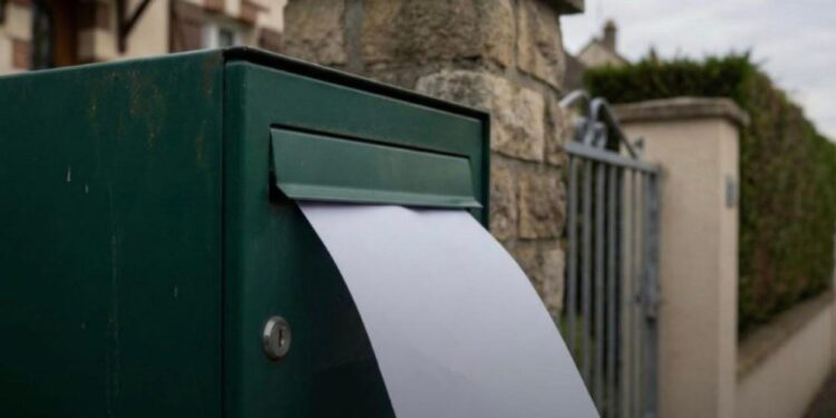 PANICĂ ÎN INIMA EUROPEI! HOȚII AU INVENTAT „METODA FOII ALBE” – TRUCUL ȘOCANT CARE ÎȚI POATE LĂSA CASA GOLITĂ ÎN CÂTEVA ORE!