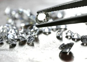 Știați că… diamantul poate ARDE? Bijutierii nu ți-o spun!