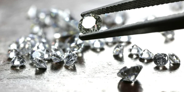 Știați că… diamantul poate ARDE? Bijutierii nu ți-o spun!