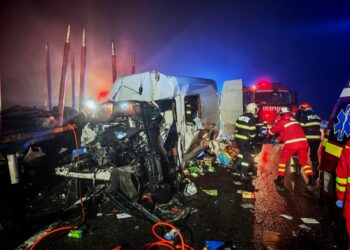 Tragedie pe DN17! Impact devastator între un TIR și un microbuz – un șofer a murit FOTO