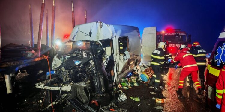 Tragedie pe DN17! Impact devastator între un TIR și un microbuz – un șofer a murit FOTO