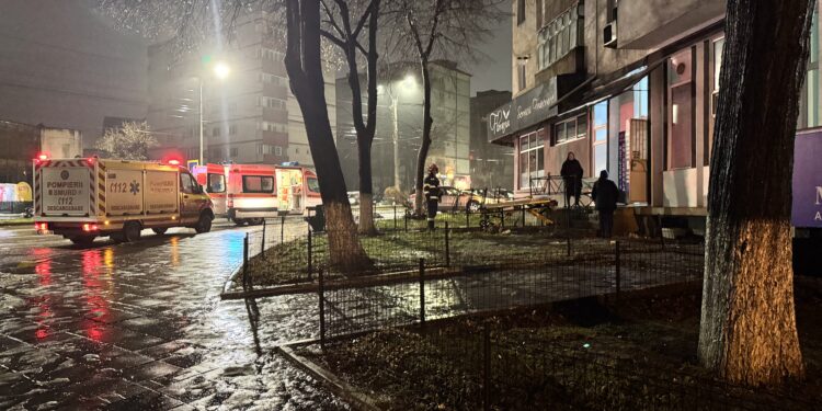 Panica de dimineață pe Calea Națională! Bărbat găsit căzut într-un atelier, ușa era încuiată pe dinăuntru. GALERIE FOTO