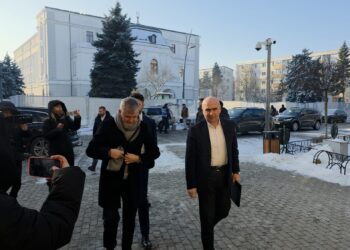 SCANDAL ȘI HUIDUIELI LA BOTOȘANI! PREMIERUL ILIE BOLOJAN, PRIMIT CU PROTESTE ȘI ACUZAȚII DURE