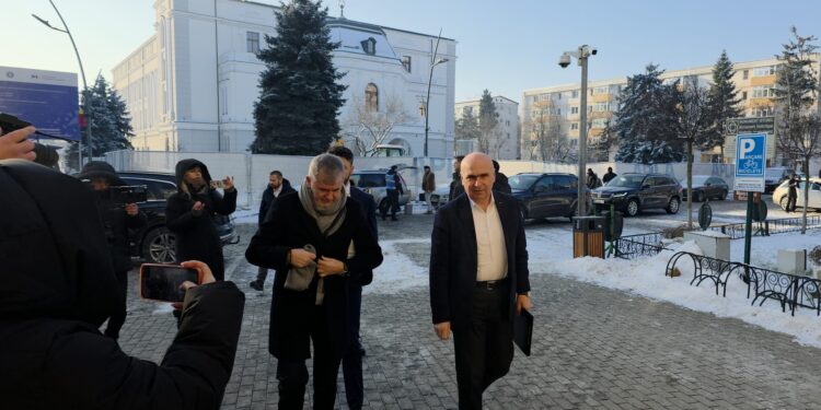 SCANDAL ȘI HUIDUIELI LA BOTOȘANI! PREMIERUL ILIE BOLOJAN, PRIMIT CU PROTESTE ȘI ACUZAȚII DURE