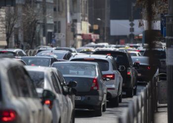 IMPOZIT AUTO CU MIROS DE BENZINĂ SCUMPĂ! ȘOFERII, LOVIȚI ÎN PLIN DIN 2026