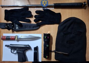 TÂNĂR DE 18 ANI, CU CAGULĂ ȘI „PISTOL”, OPRIT DE POLIȚIȘTI ÎN MIJLOCUL COMUNEI