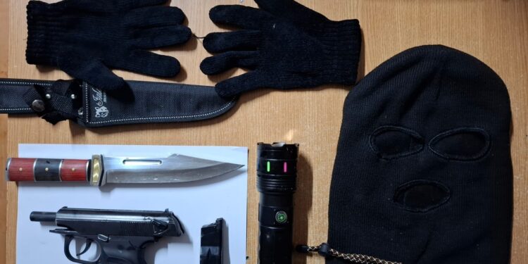 TÂNĂR DE 18 ANI, CU CAGULĂ ȘI „PISTOL”, OPRIT DE POLIȚIȘTI ÎN MIJLOCUL COMUNEI