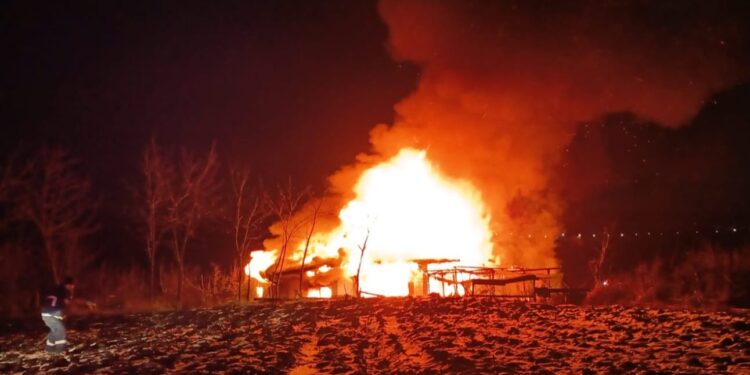 O familie a rămas pe drumuri după un incendiu devastator: flăcările au mistuit casa din temelii VIDEO