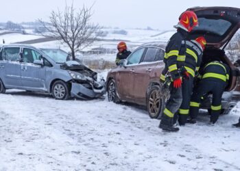 Accident pe șosea acoperită de zăpadă! Greșeala care a dus la rănirea unei persoane