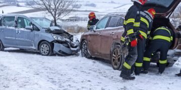 Accident pe șosea acoperită de zăpadă! Greșeala care a dus la rănirea unei persoane