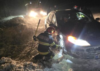 BOTOȘANI SUB ASEDIUL IERNII! AMBULANȚĂ BLOCATĂ, MAȘINI RĂSTURNATE ȘI O FEMEIE ÎNSĂRCINATĂ SALVATĂ DIN NĂMEȚI