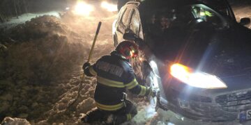 BOTOȘANI SUB ASEDIUL IERNII! AMBULANȚĂ BLOCATĂ, MAȘINI RĂSTURNATE ȘI O FEMEIE ÎNSĂRCINATĂ SALVATĂ DIN NĂMEȚI