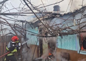 Casă făcută scrum, bătrână de 85 de ani arsă și dusă de urgență la spital