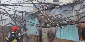 Casă făcută scrum, bătrână de 85 de ani arsă și dusă de urgență la spital