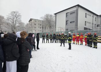 EXERCIȚIU DE URGENȚĂ LA ȘCOALA NR. 7 BOTOȘANI: Elevii și profesorii, evacuați după simularea unui incendiu. Galerie FOTO
