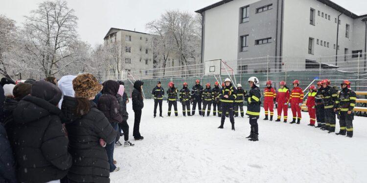 EXERCIȚIU DE URGENȚĂ LA ȘCOALA NR. 7 BOTOȘANI: Elevii și profesorii, evacuați după simularea unui incendiu. Galerie FOTO