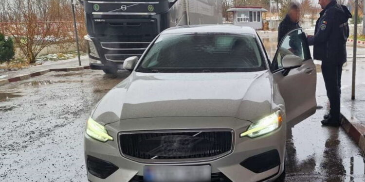 Mașină „fantomă” oprită la graniță!
