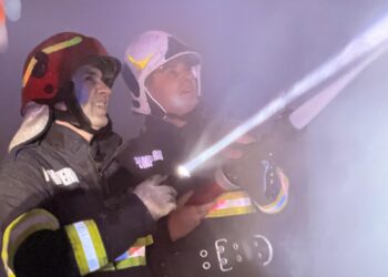 Depozit, service auto și vopsitorie, mistuite de un incendiu violent. Panică, fum dens și pericol de explozie FOTO & VIDEO