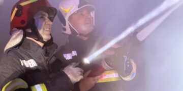 Depozit, service auto și vopsitorie, mistuite de un incendiu violent. Panică, fum dens și pericol de explozie FOTO & VIDEO