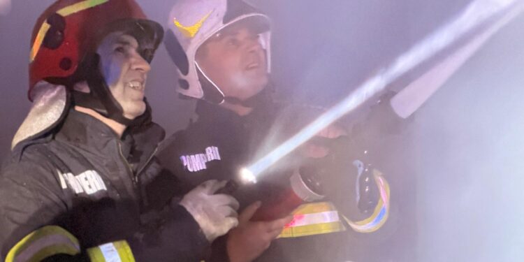 Depozit, service auto și vopsitorie, mistuite de un incendiu violent. Panică, fum dens și pericol de explozie FOTO & VIDEO