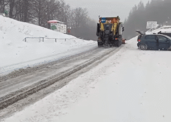 ZĂPADĂ CÂT CASA ÎN MUNȚII SUCEVEI! SALVAMONT TRAGE SEMNALUL DE ALARMĂ: TRASEE ÎNCHISE, RISC MARE DE AVALANȘE