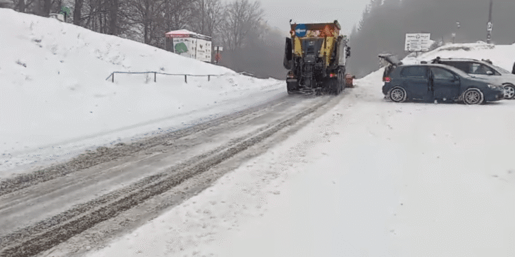 ZĂPADĂ CÂT CASA ÎN MUNȚII SUCEVEI! SALVAMONT TRAGE SEMNALUL DE ALARMĂ: TRASEE ÎNCHISE, RISC MARE DE AVALANȘE