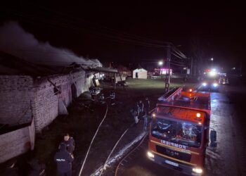Depozit, service auto și vopsitorie, mistuite de un incendiu violent. Panică, fum dens și pericol de explozie FOTO & VIDEO